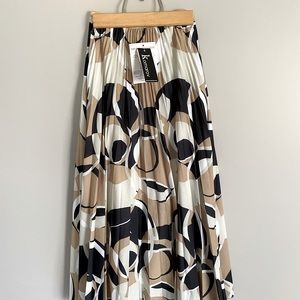 Brand new Komarov pleated brown black white skirt size small